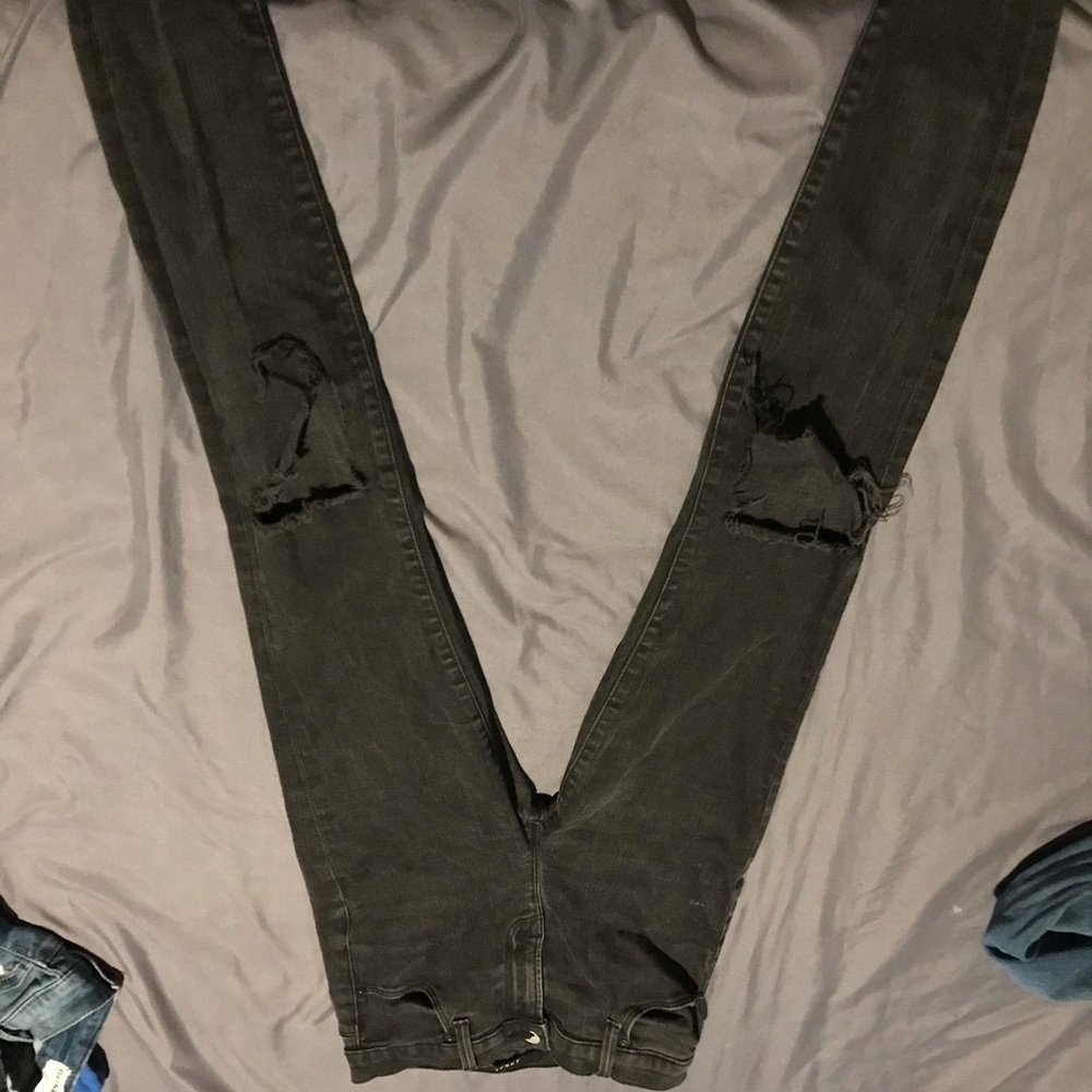 KNEE RIPPED BLACK SKINNY JEANS